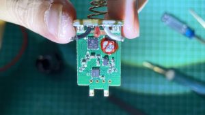 Mạch driver chính mặt sau của đèn pin Wurkkos HD15