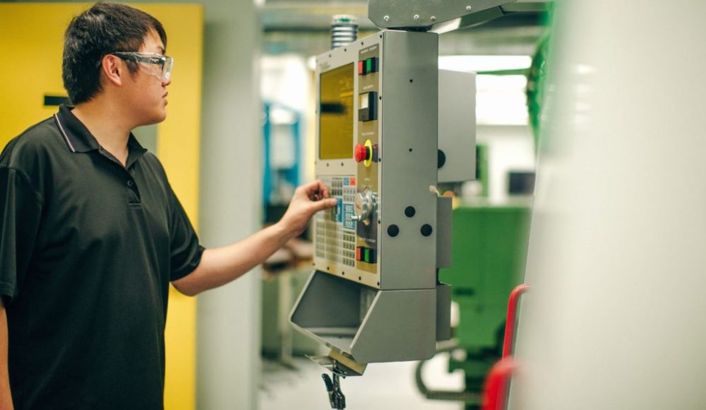 Kỹ thuật viên vận hành máy CNC