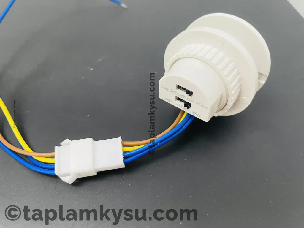 Cam bien chuyen dong 220V co dieu chinh phia sau