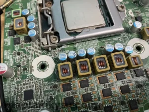 Các tụ nhôm lớn và các tụ SMD nhỏ trên mạch máy vi tính